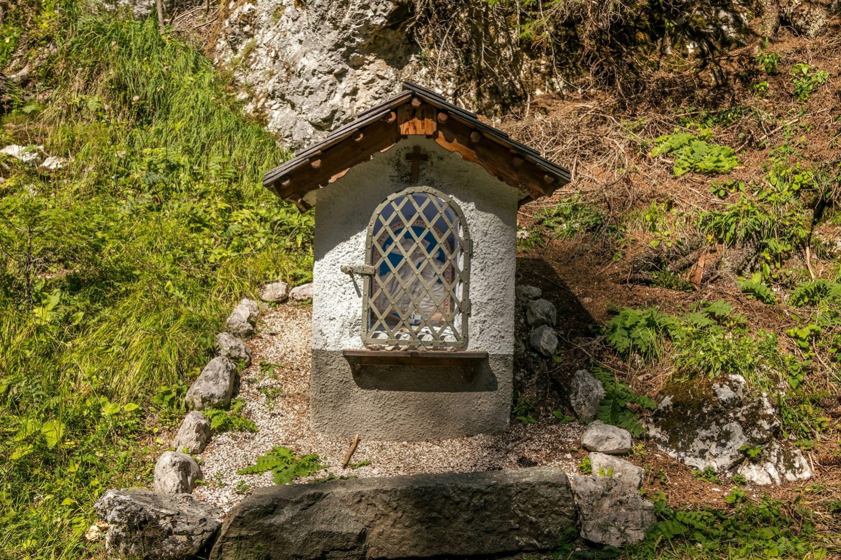 klein altaartje langs de weg